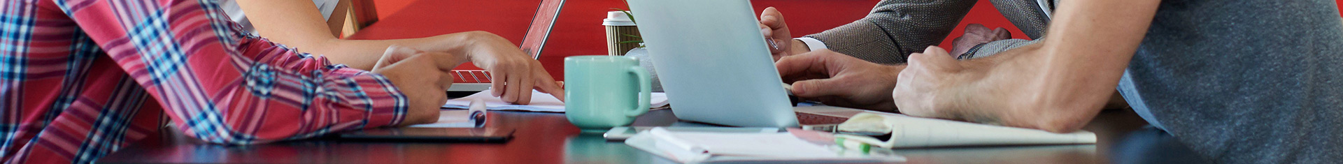 Arbeitskollegen, die im Team-Meeting eine Strategie besprechen