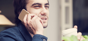 Mann telefoniert mit seinem Handy mittels A1 Go! Business Mobiltelefonie-Tarif speziell für Unternehmen.